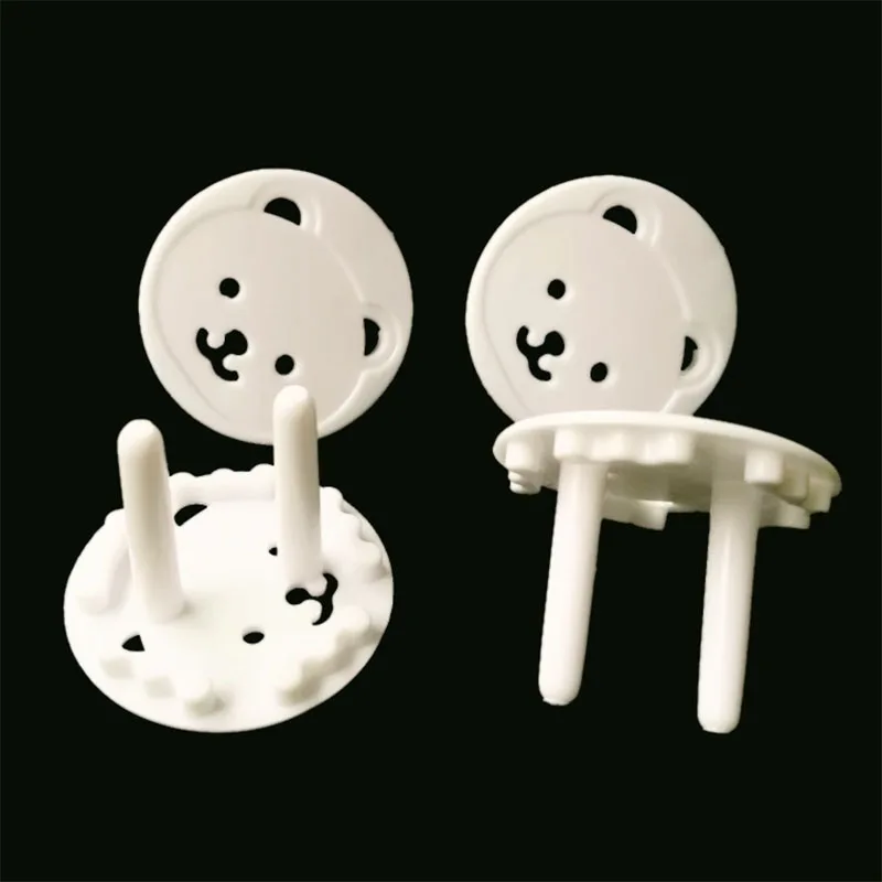 Un par de audífonos de plástico blanco. Cada auricular tiene un diseño circular con una cara sonriente y los auriculares tienen un diseño simple y minimalista sin marca visible ni características adicionales.
