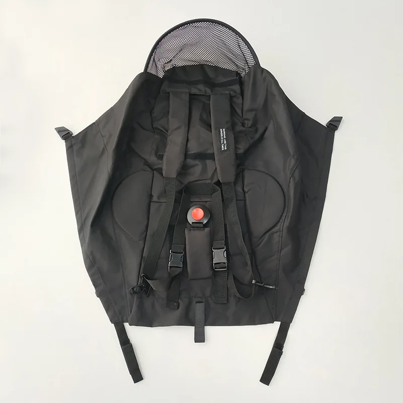 Una mochila con un panel trasero de malla, que está diseñada para proporcionar ventilación y comodidad. La mochila parece ser táctica o de exterior, dada su construcción robusta y la presencia de un puerto para el tubo de hidratación en la parte superior derecha.