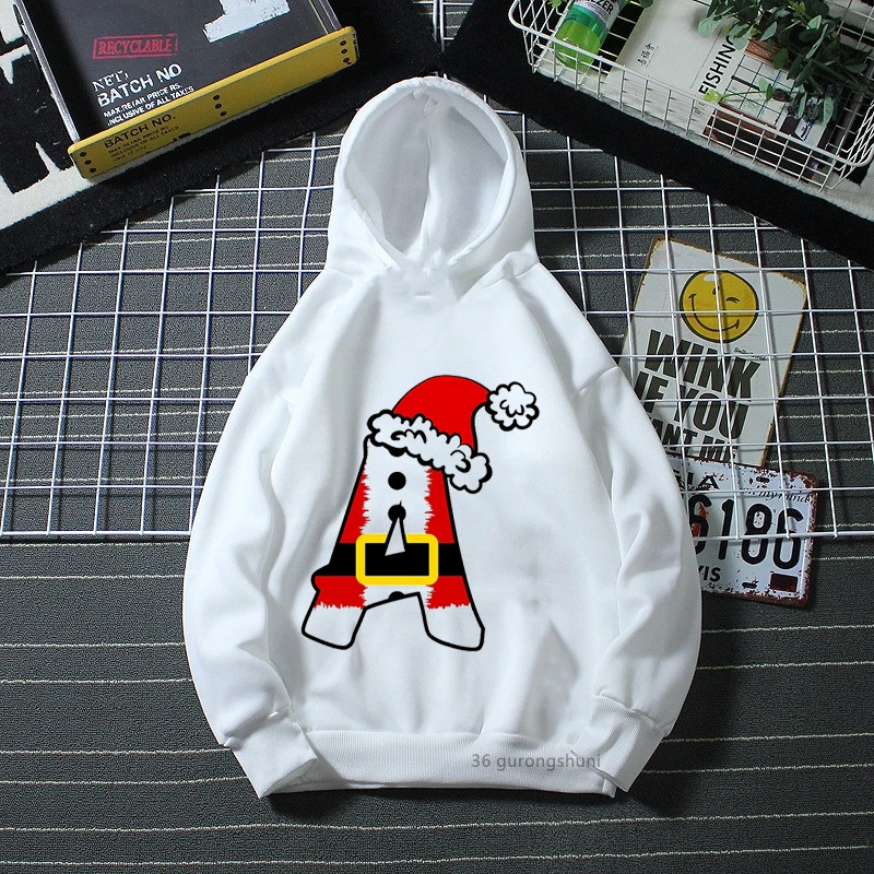 Una sudadera con capucha blanca con un diseño gráfico en el frente. El diseño presenta una representación estilo caricatura de un personaje que parece ser un muñeco de nieve. El muñeco de nieve lleva un sombrero a rayas rojas y blancas, una bufanda roja y una cara blanca con una sencilla sonrisa.