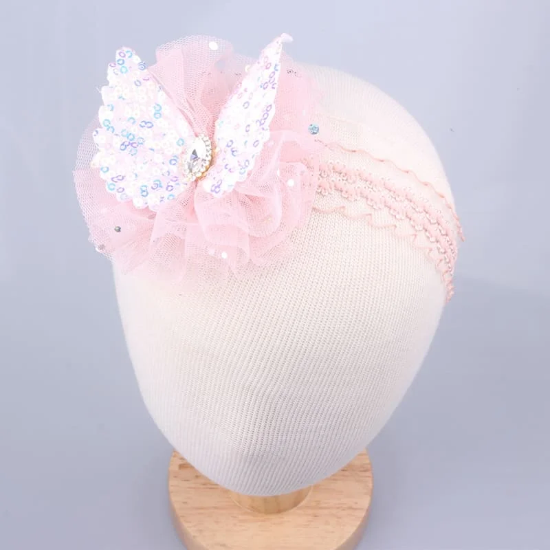 Una forma de cabeza blanca con un arco rosa y mariposa