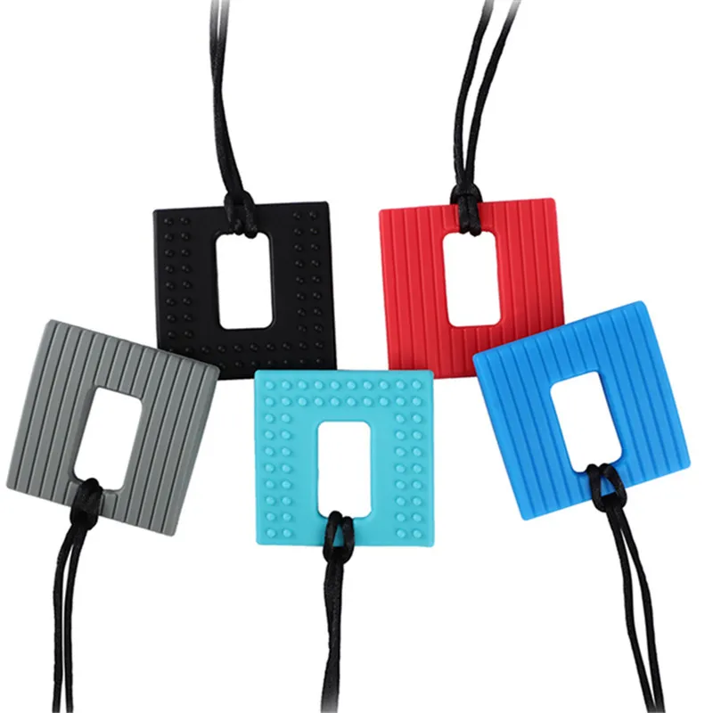 Colección de llaveros de forma cuadrada con un agujero en el centro. Vienen en cuatro colores diferentes: negro, rojo, azul y gris. Cada llavero tiene un cordón negro adjunto, que probablemente se usa para sujetar el llavero a un juego de llaves o un bolso.