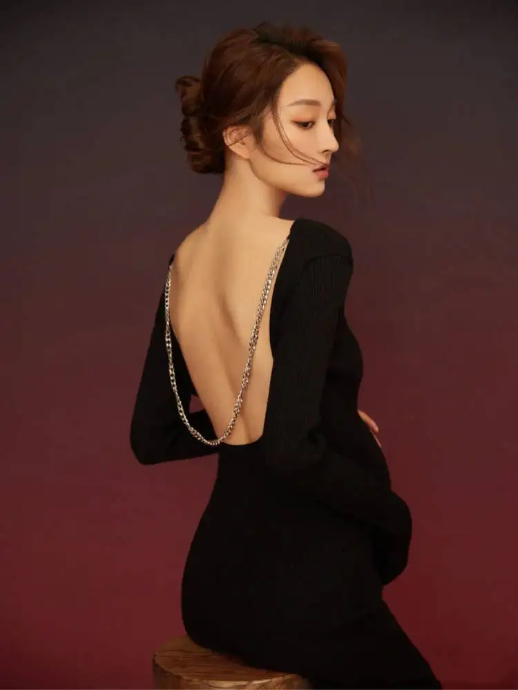 Vestido de maternidad negro de manga larga con espalda abierta y cadena - imagen 3