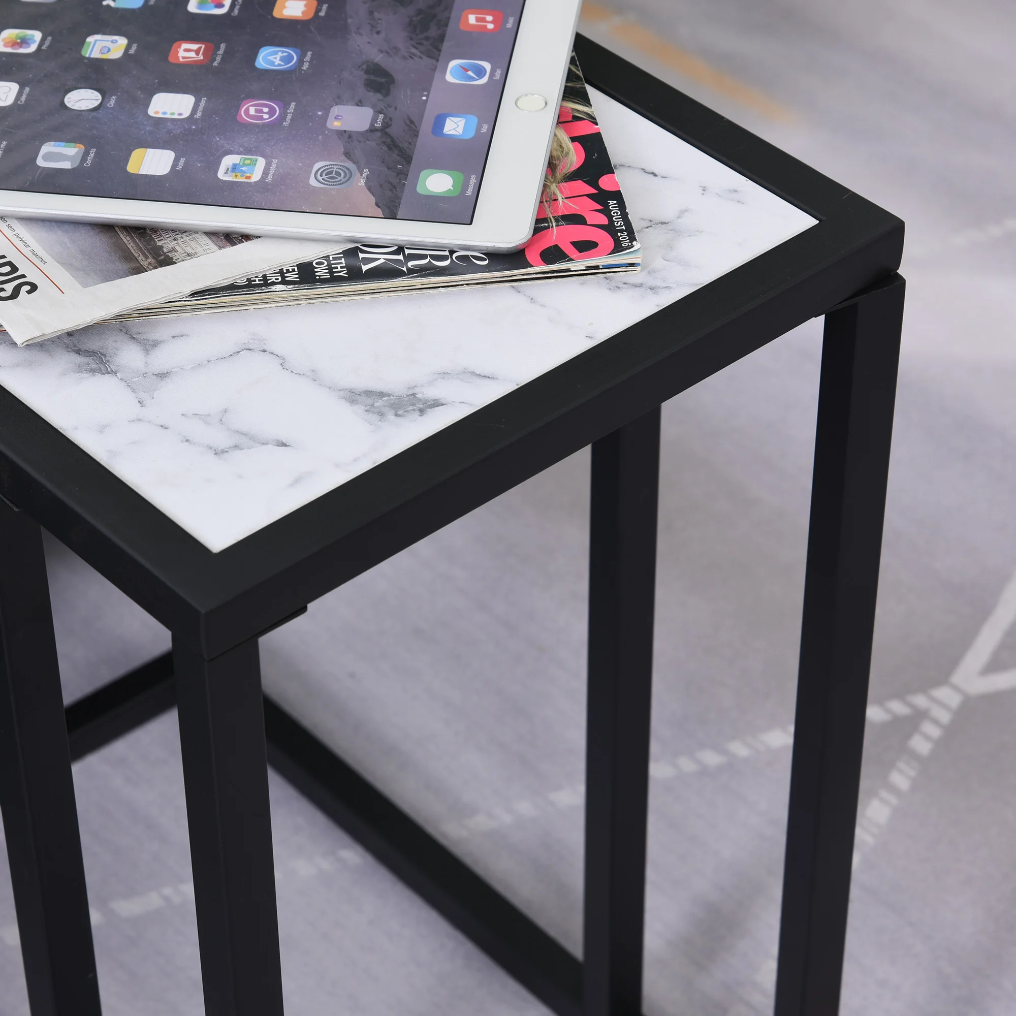 HOMCOM Mesa Lateral para Sofá Moderna Mesa Auxiliar con Superficie Imitación Mármol Ahorro de Espacio Metal 45x30x51,5 cm Blanco - imagen 4