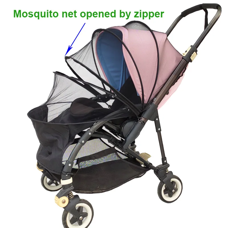 Una silla de paseo con mosquitera abierta. La mosquitera está diseñada para proteger al niño de las picaduras de mosquitos mientras está en el cochecito.