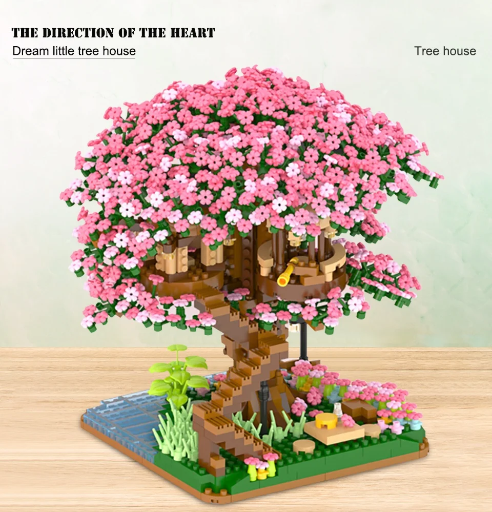 Una casa de árboles hecha de Legos con un árbol rosa y flores