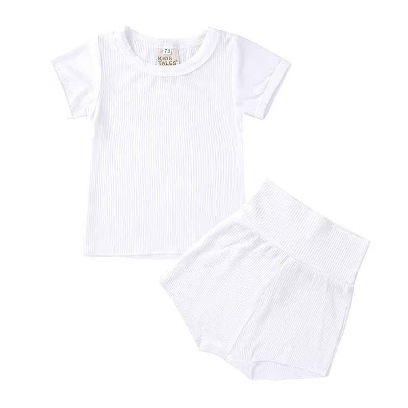 Un set de camisa blanca y pantalones cortos