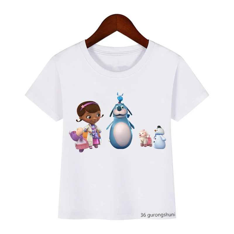 Una camiseta blanca con un estampado gráfico. La impresión presenta un grupo de personajes animados que parecen provenir de un programa o película infantil. Hay una niña de cabello castaño, un pez azul con corona, un oso polar blanco y un muñeco de nieve.
