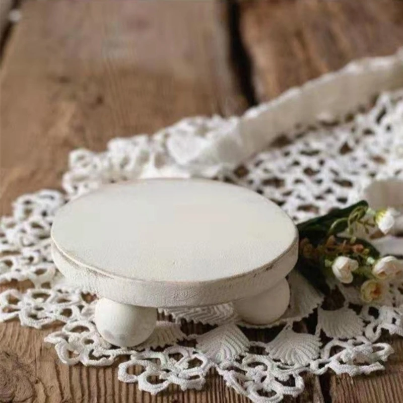 Un tapete de encaje blanco con un tazón en la parte superior