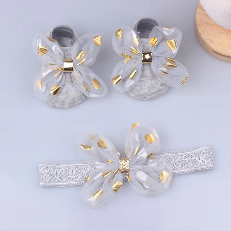 Un par de clips de cabello en forma de flores blancas y doradas