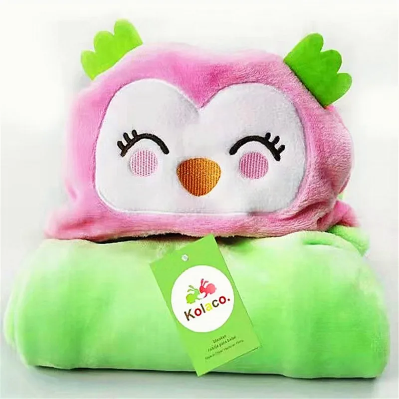 Un juguete de peluche que se parece a un simpático búho de dibujos animados. Tiene un cuerpo rosado con cara blanca, ojos grandes con pupilas negras y un pequeño pico naranja. El búho tiene orejas verdes y una etiqueta verde adherida a su cuerpo.