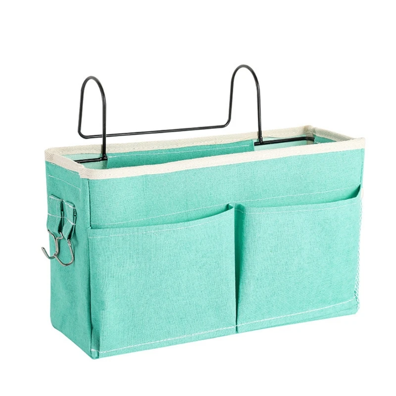 Un contenedor de tela azul claro con un asa de metal negro en la parte superior. El contenedor parece estar diseñado para organizar artículos, posiblemente en un hogar u oficina. Tiene un diseño sencillo y moderno con base plana y forma rectangular.