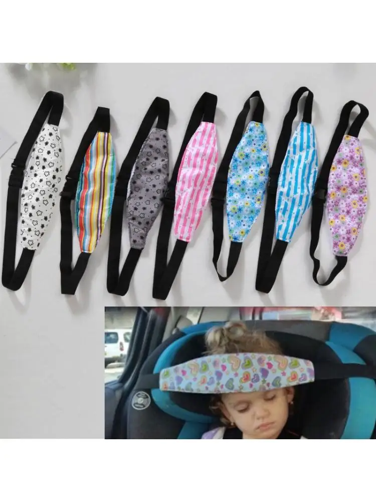 Una colección de fundas para reposacabezas de asientos de coche. Estas fundas están diseñadas para colocarse sobre el reposacabezas de un asiento de automóvil para brindar comodidad y soporte adicionales para la cabeza y el cuello de un niño o un adulto. Vienen en varios estampados y colores, como se ve en la parte superior de la imagen.