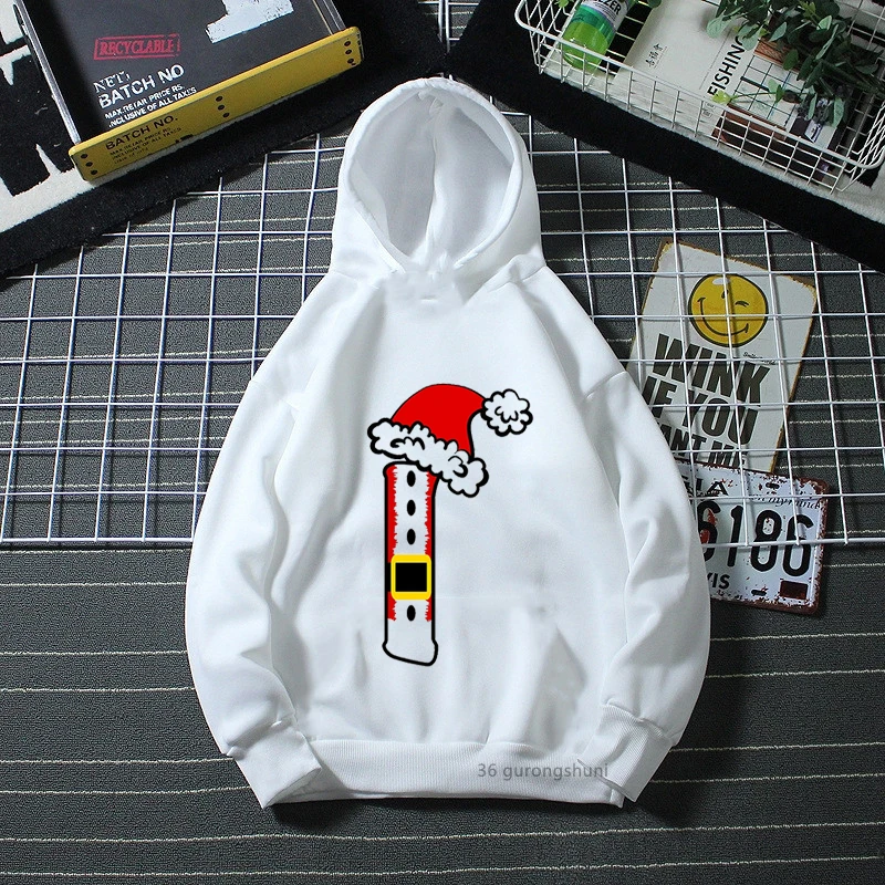 Una sudadera con capucha blanca con un diseño gráfico en el frente. El diseño presenta un objeto a rayas rojas y blancas que se asemeja a un bastón de caramelo, con un objeto amarillo y negro que podría interpretarse como una batería o un pequeño dispositivo electrónico.