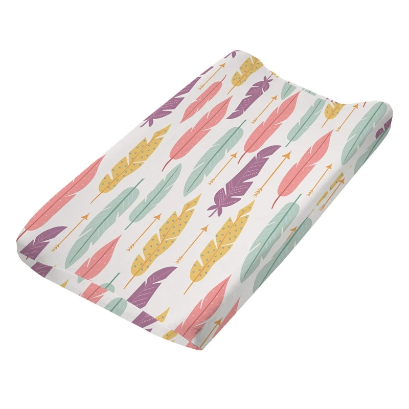 Una almohada blanca y rosa con un patrón de hoja