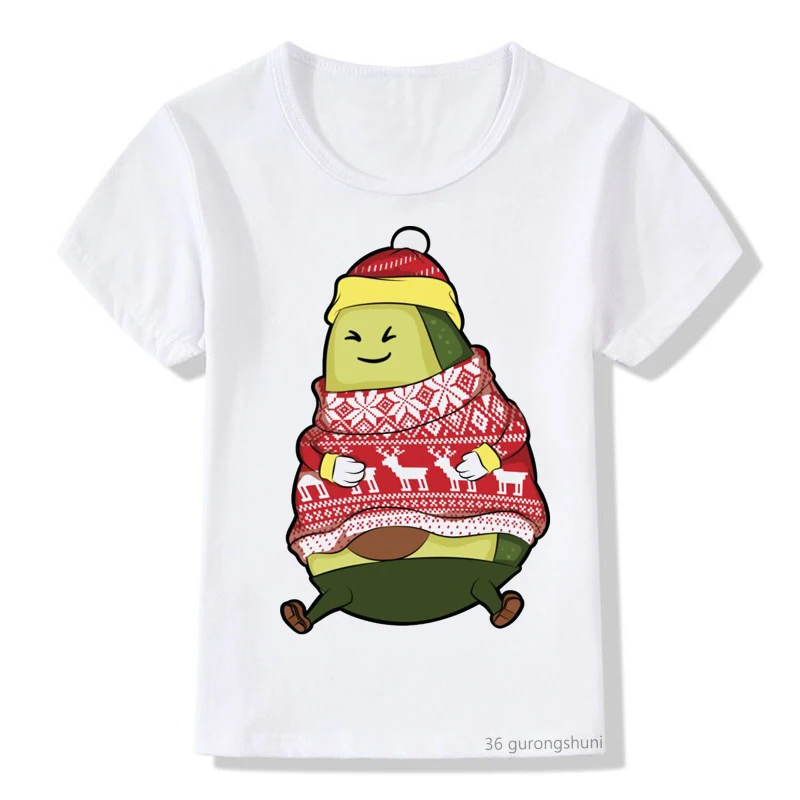 Una camiseta blanca con un diseño gráfico impreso. El diseño presenta un personaje de dibujos animados que parece ser un vegetal verde, posiblemente un pepino o un tipo de producto similar, con un sombrero a rayas rojas y blancas y una bufanda a rayas rojas y blancas.