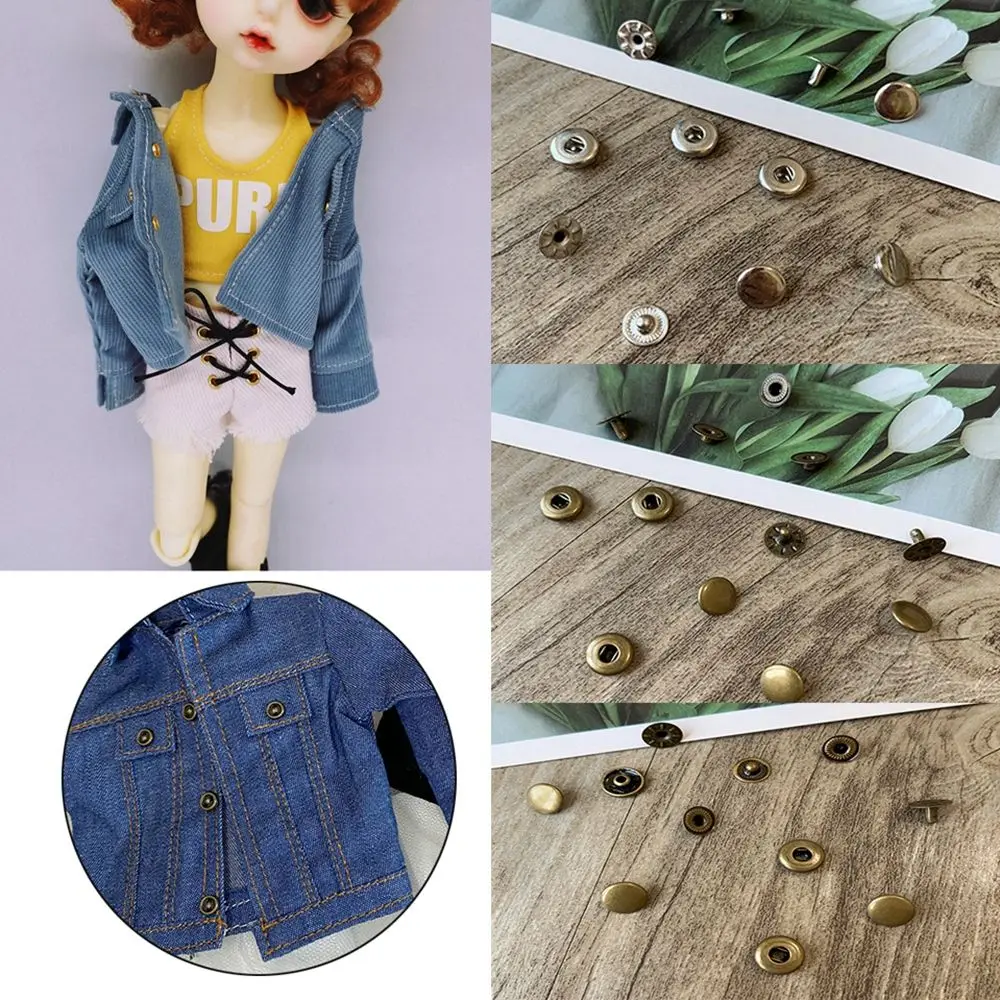 Se muestra una muñeca con una chaqueta de mezclilla y pantalones cortos rosados ​​con una imagen de botones