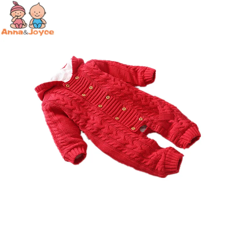 Un mono de punto rojo para bebé o niño pequeño. Tiene mangas largas y capucha, y parece estar diseñado para brindar calidez, posiblemente para climas más fríos. El mono tiene cierre de botones y puños y dobladillo de canalé, características típicas de prendas ajustadas.