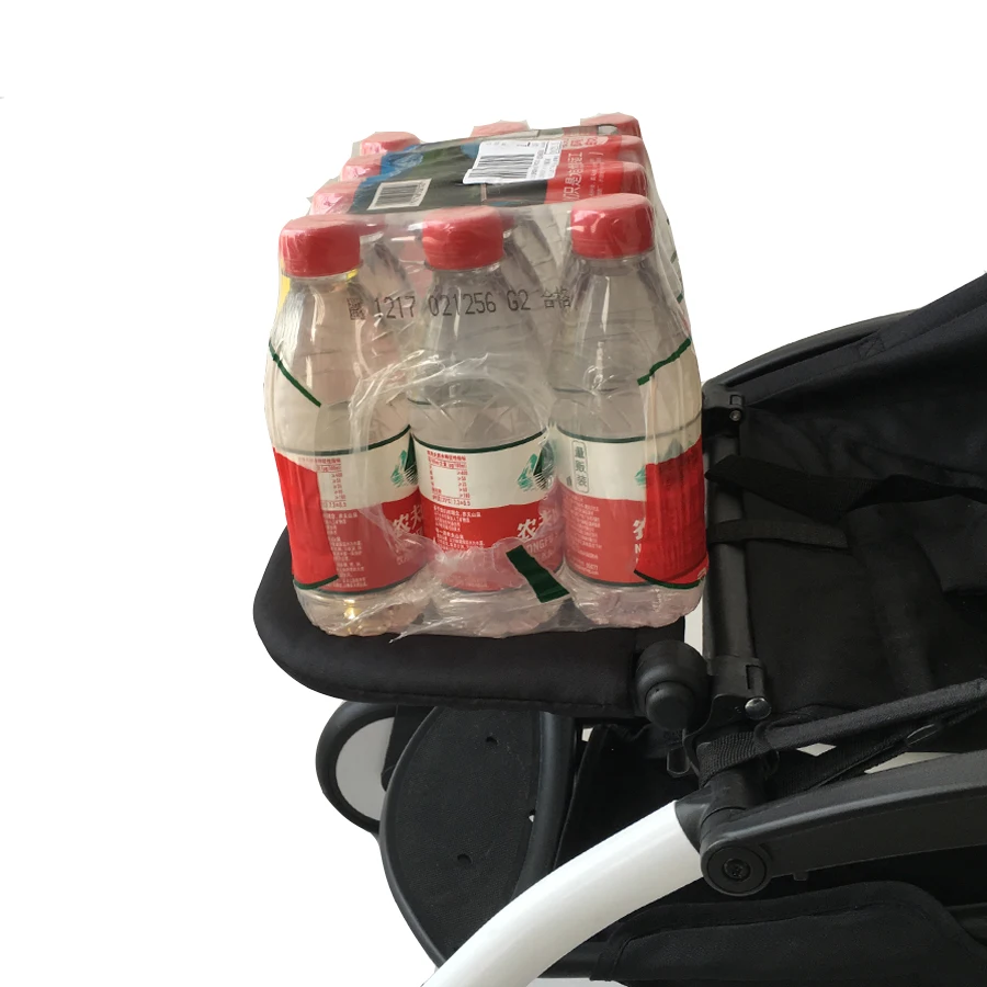 Un paquete de seis botellas de agua. Las botellas están envueltas en una carcasa de plástico y el empaque indica que el agua es de una marca que probablemente sea local o regional, ya que el texto del empaque no está en inglés.