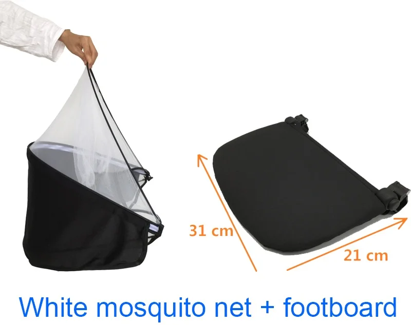 Una mosquitera y un estribo. El mosquitero es blanco y parece estar hecho de un material de malla, diseñado para mantener alejados a los mosquitos y otros insectos mientras permite que circule el aire. Lo sostiene la mano de una persona, que es visible en la parte superior de la imagen.