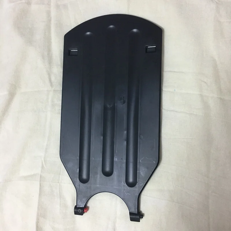 Un objeto rectangular negro con una serie de crestas o aletas paralelas en un lado. Parece ser un disipador de calor, que es un dispositivo de enfriamiento pasivo que se utiliza para disipar el calor de superficies calientes, como la CPU de una computadora.