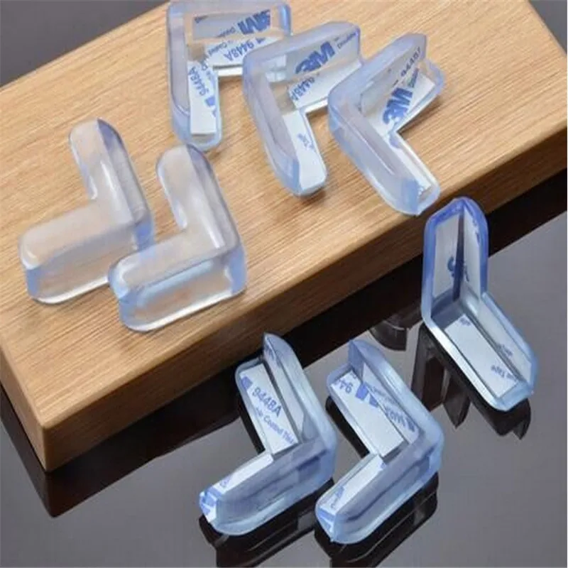 Una colección de clips o abrazaderas de plástico transparente. Estos clips se utilizan normalmente para sujetar objetos en su lugar, como durante un proyecto de manualidades o de bricolaje. Parecen tener un diseño estándar, con un mecanismo con bisagras que permite abrirlos y cerrarlos.