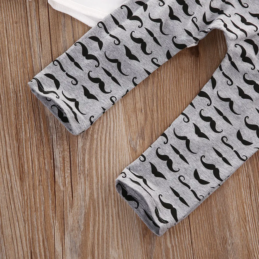 Un par de pantalones con un patrón de bigote en ellos