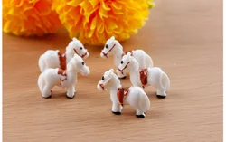 Figura de caballo miniatura en resina - decoracion infantil blanca