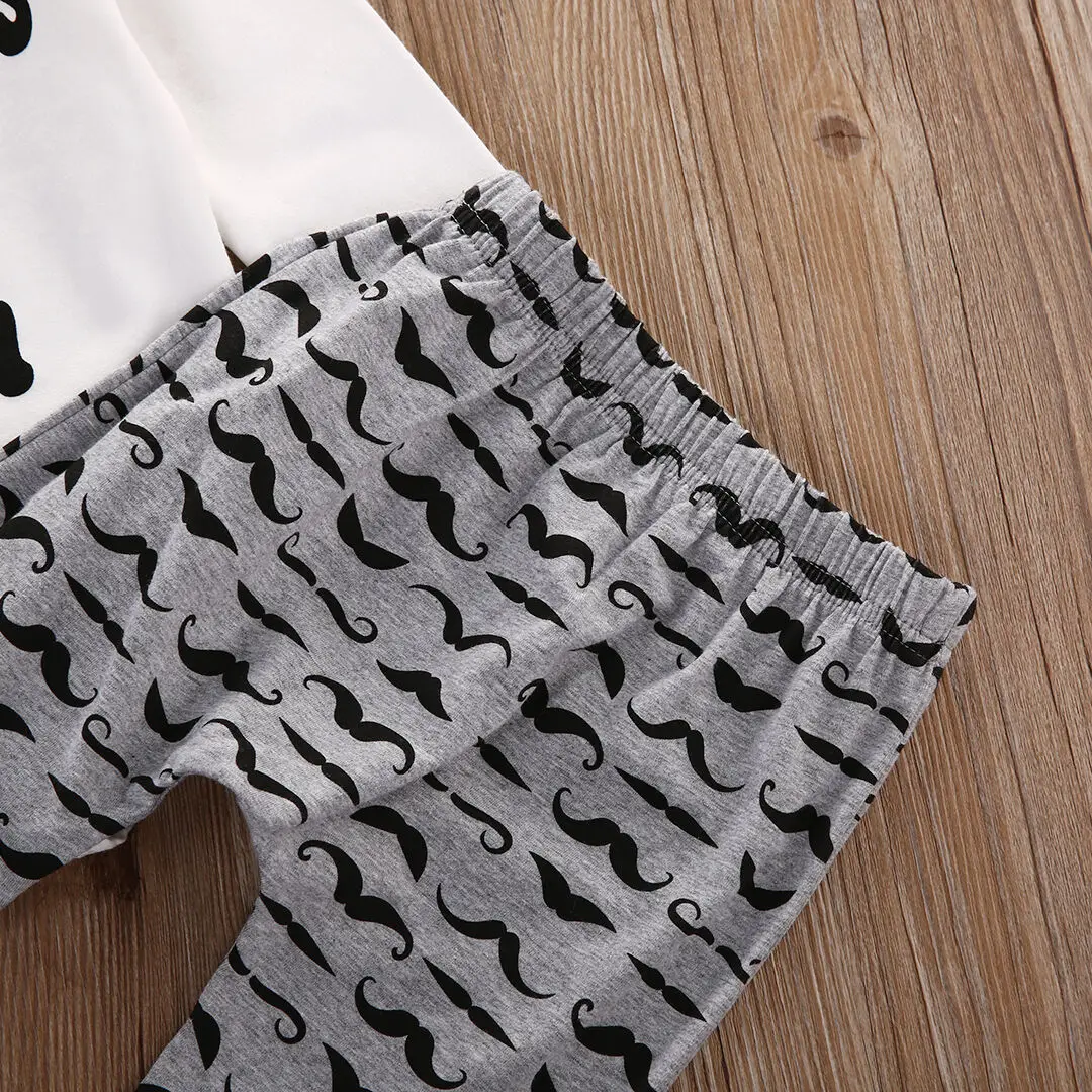 Un par de pantalones con un patrón de bigote en ellos