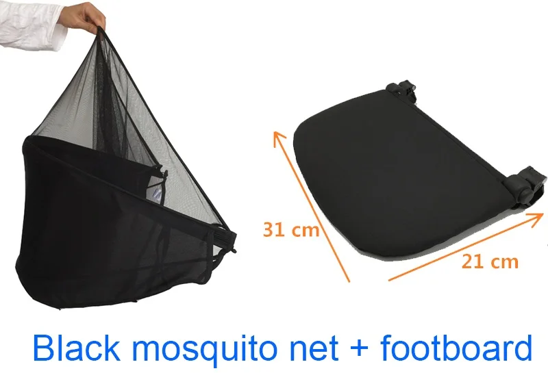 Una mosquitera negra con estribo. La mosquitera está diseñada para cubrir una cama y proteger a quien duerme de los mosquitos y otros insectos. El estribo es una pieza plana y rectangular que probablemente esté unida a la parte inferior del mosquitero para evitar que los insectos se metan debajo de él.