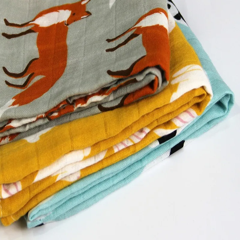 Una pila de toallas dobladas con un diseño de zorro. Las toallas son de varios colores, incluidos tonos de naranja, amarillo y azul, con el diseño del zorro en color contrastante.