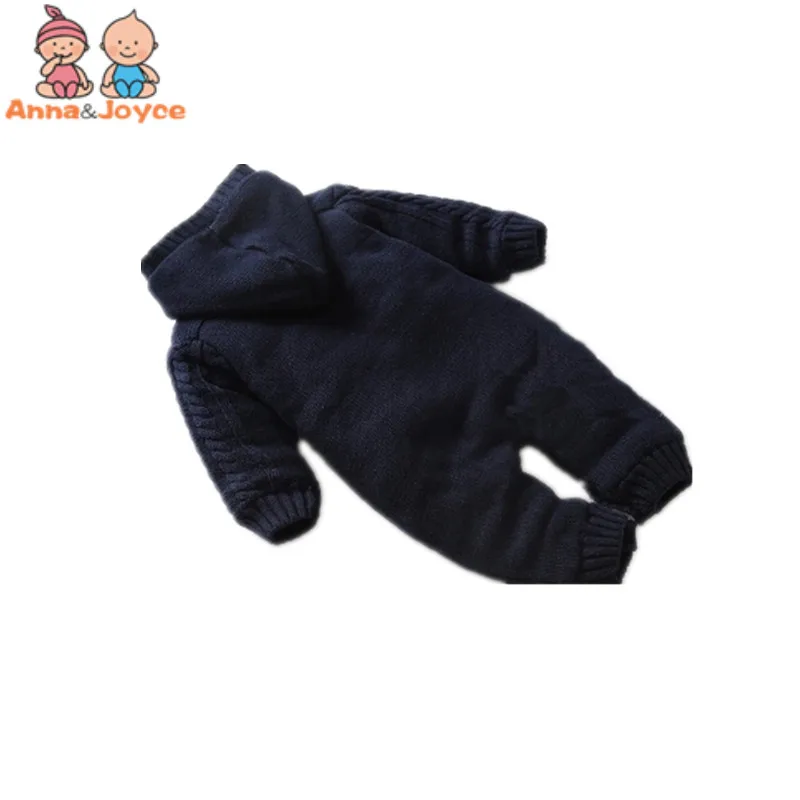 Pelele de bebé de color negro con capucha. Parece ser una prenda de vestir para niños, probablemente diseñada para brindar calidez y comodidad. la marca ana