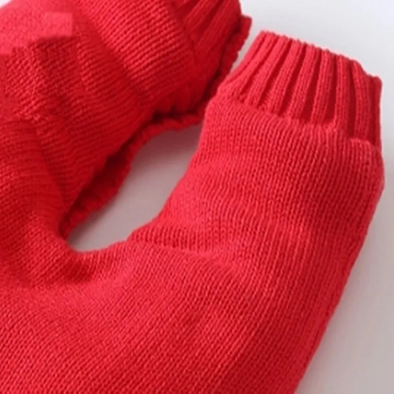 Un par de guantes de punto rojos. Parecen estar diseñados para brindar calidez y comodidad, con una textura acanalada que sugiere que podrían estar hechos de un material suave, posiblemente de lana. Los guantes tienen un puño que probablemente cubra la muñeca para un aislamiento adicional.
