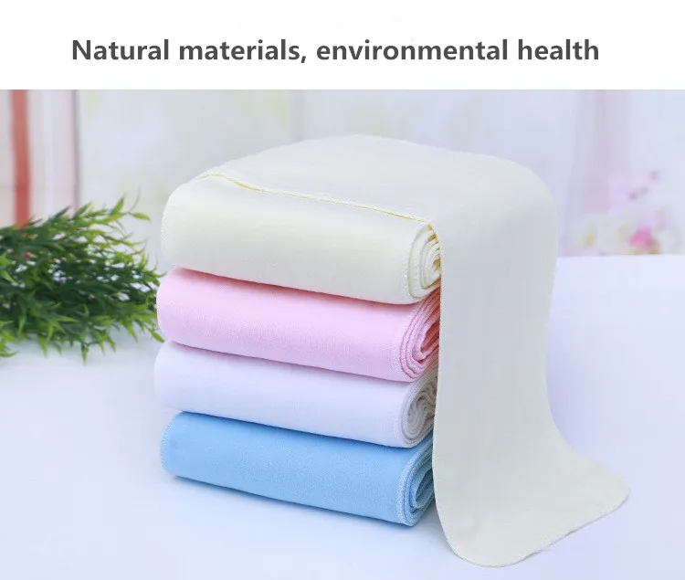 Una pila de toallas dobladas de varios colores: blanco, rosa y azul. Las toallas parecen estar hechas de una tela suave, posiblemente de algodón, y están cuidadosamente apiladas sobre una superficie.