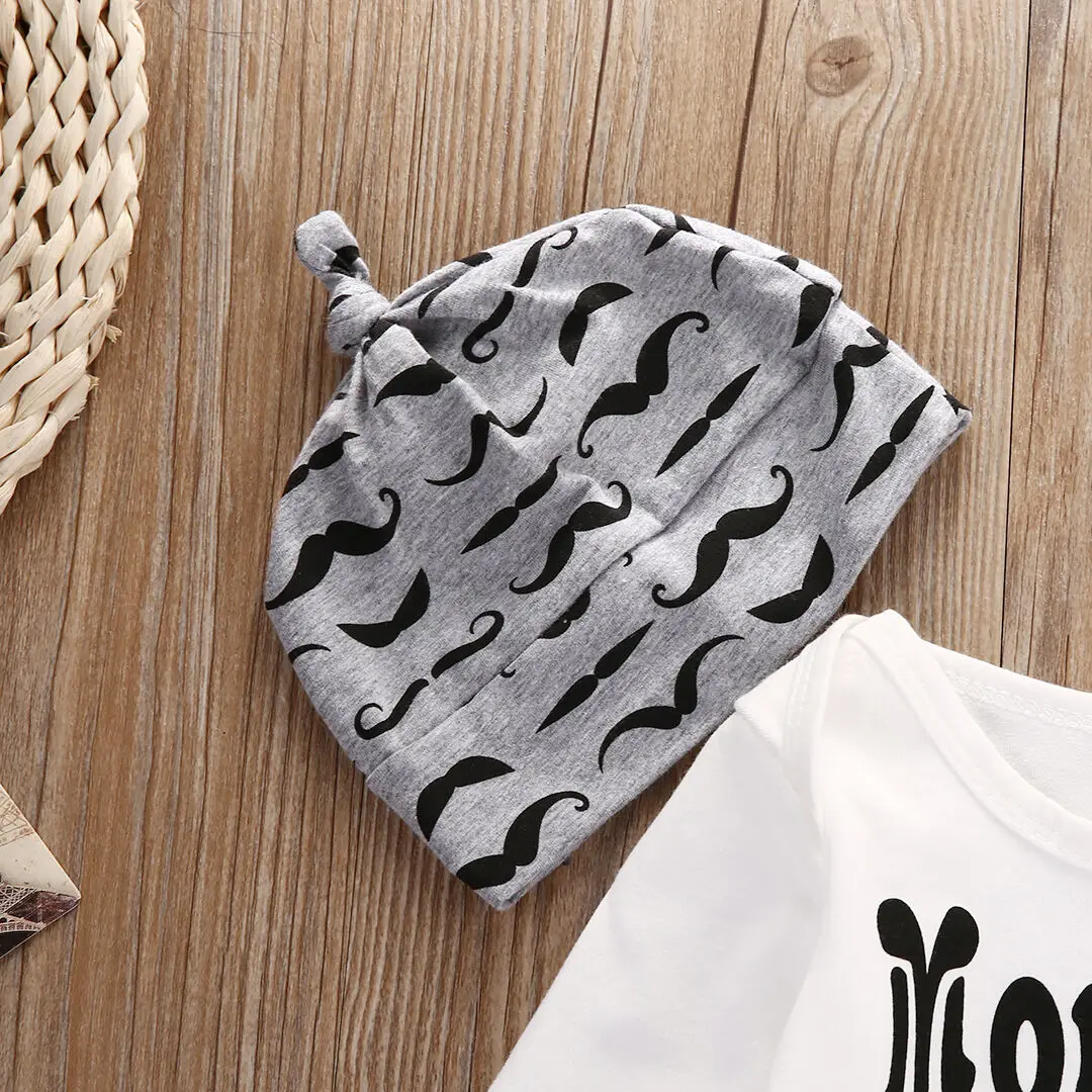 Un sombrero y una camisa con bigotes sobre ellos