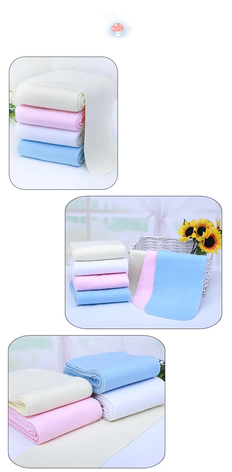 Una colección de toallas dobladas en varios colores, incluidos blanco, rosa y azul. Están cuidadosamente apilados sobre una superficie y hay un pequeño elemento decorativo en la esquina superior derecha, que parece ser un pequeño objeto parecido a un hongo.