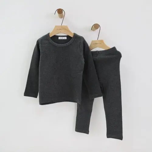 Gris oscuro