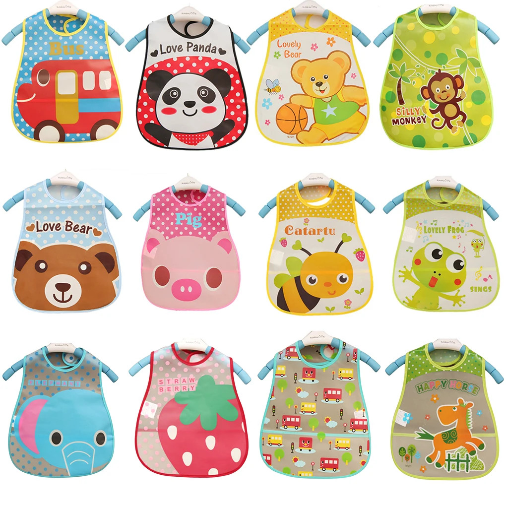 Una colección de baberos infantiles con varios diseños. Cada babero presenta un tema y un personaje diferente, como animales como pandas, osos de peluche y abejas, así como vehículos como autobuses y automóviles. Los diseños son coloridos y divertidos, probablemente destinados a atraer a los niños pequeños.