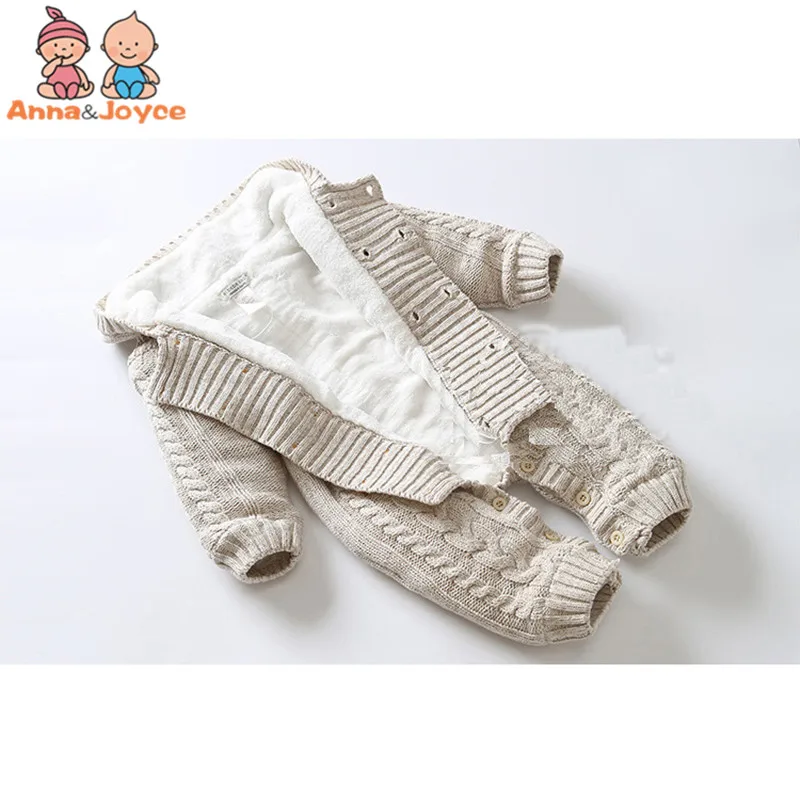 Jersey de punto blanco con estampado de canalé. Parece un jersey de niño, dada la talla y el estilo. El jersey tiene escote en V y mangas largas con puños de canalé.