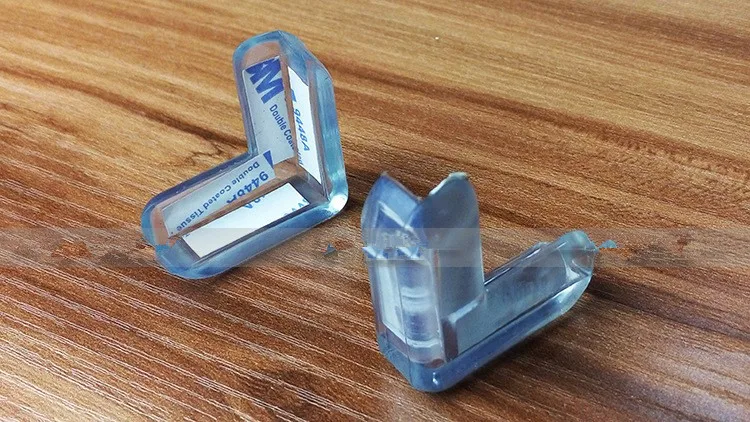 Dos clips o abrazaderas de plástico, que parecen usarse para asegurar objetos juntos o para mantener cosas en su lugar. Normalmente se utilizan en construcción, carpintería u otros proyectos de bricolaje.