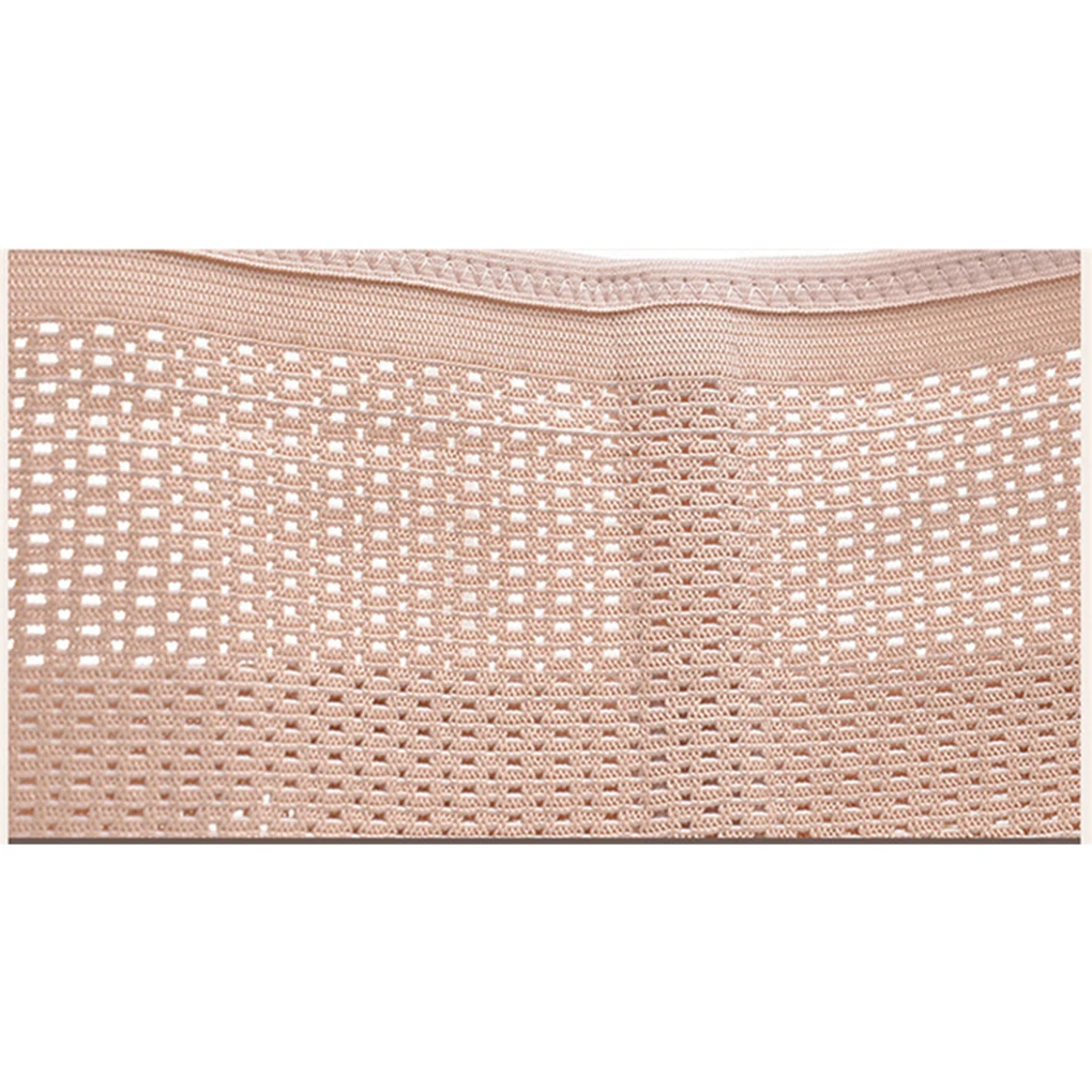Un trozo de tela con un patrón texturizado. Parece ser un primer plano de un material tejido o de punto con una serie de agujeros o aberturas en toda la tela. El color es un tono suave y neutro, posiblemente beige o rosa claro.