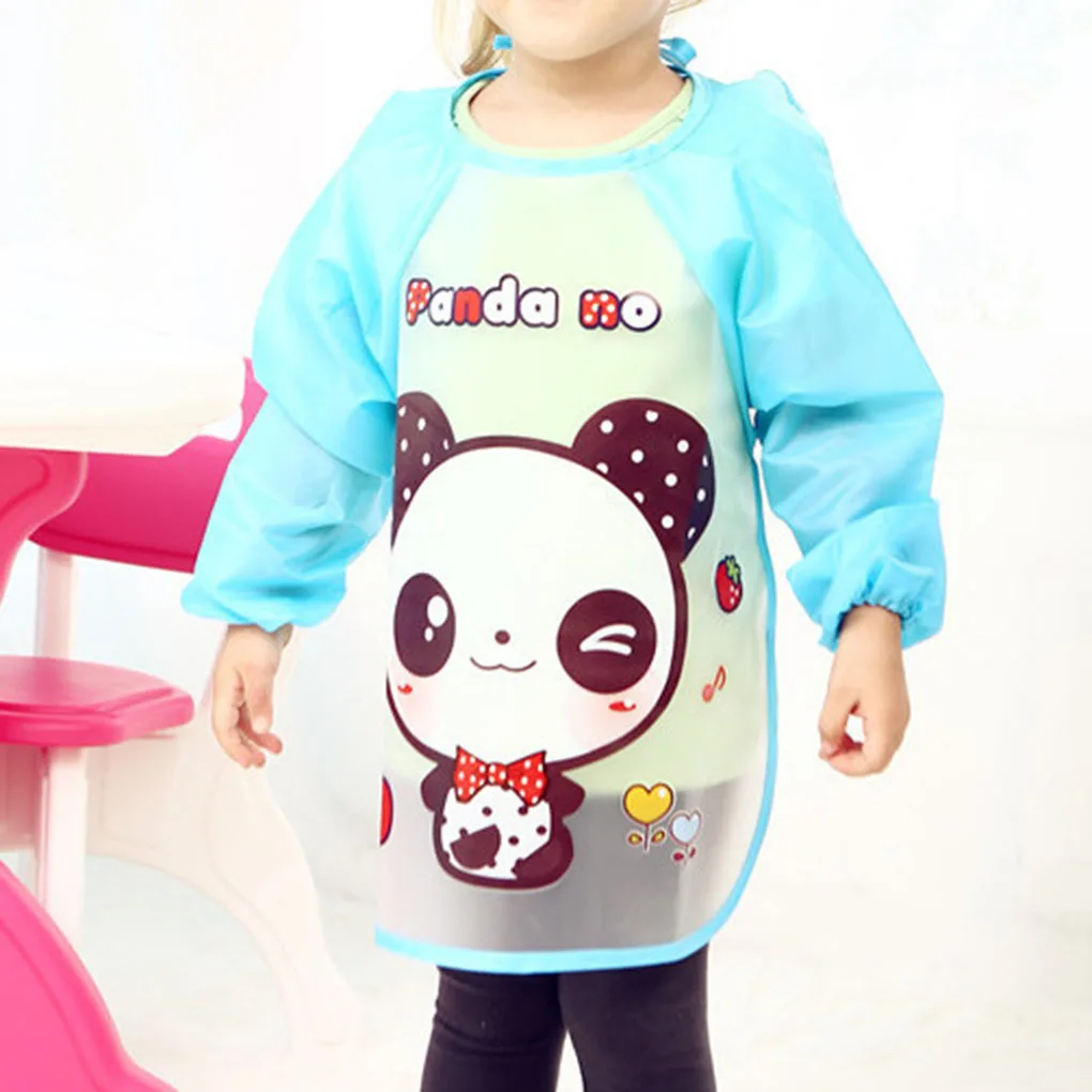 Un niño con un vestido con temática de panda. El vestido presenta un diseño de panda estilo dibujos animados con una pajarita, y también hay algunos corazones y otros elementos decorativos alrededor del panda.