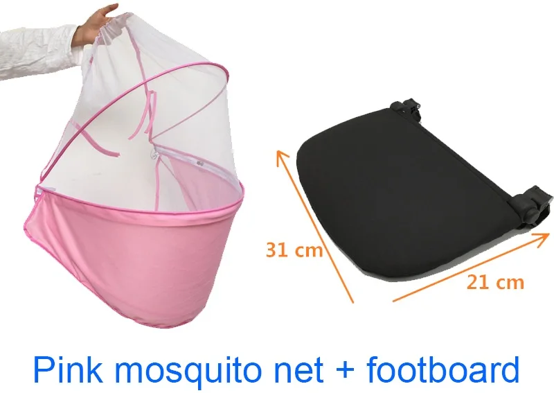 Una mosquitera rosa con estribo. La mosquitera está diseñada para cubrir una cama y proteger a quien duerme de los mosquitos y otros insectos. El pie de cama es un mueble que se fija al final de una cama, brindando apoyo y evitando que la mosquitera se caiga.