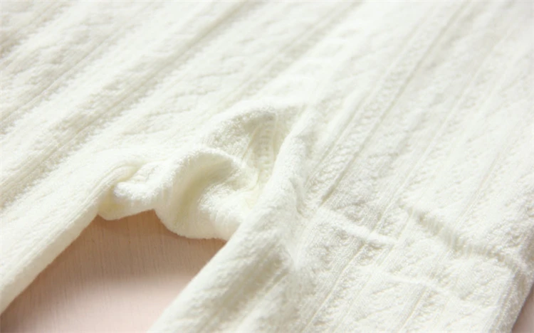 Una toalla blanca con un nudo