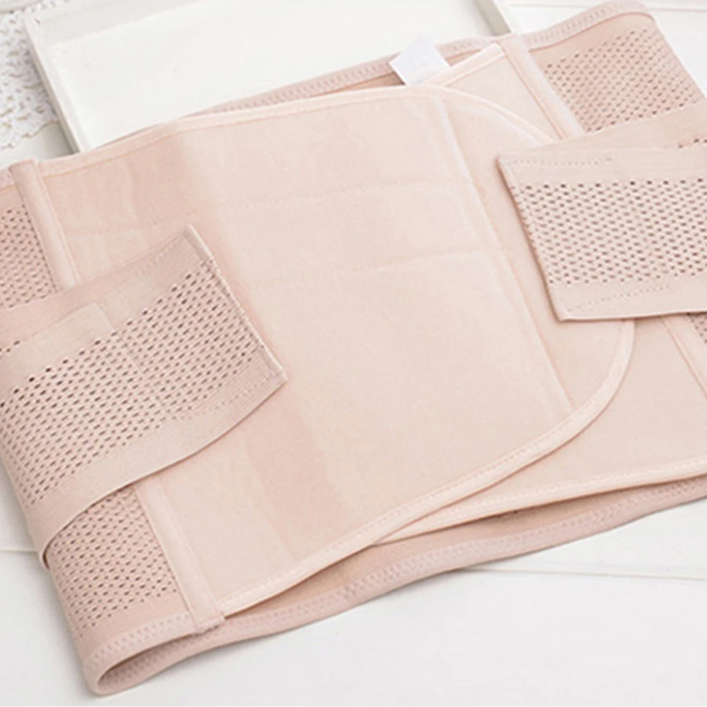 Un par de ropa interior acolchada y acolchada de color rosa claro. Este tipo de ropa interior se usa a menudo para mayor comodidad y para brindar acolchado o soporte adicional. Parecen estar diseñados para mujeres, dado el estilo y el hecho de que se utilizan a menudo para la protección menstrual o el cuidado posquirúrgico.