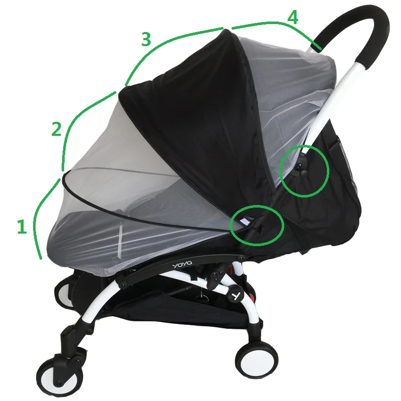 Un cochecito con dosel. La capota está diseñada para proporcionar sombra y protección al niño sentado en el cochecito. El cochecito tiene un marco negro con detalles en blanco y negro y parece tener un diseño moderno y liviano.