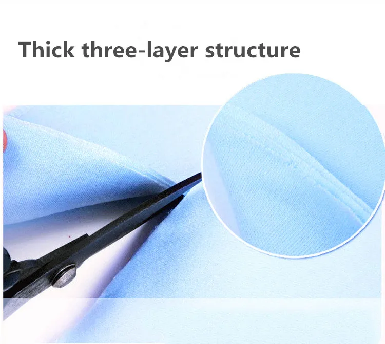 Un primer plano de unas tijeras cortando una tela con una estructura gruesa de tres capas. La tela parece ser un material azul, posiblemente un textil o un material compuesto, y las tijeras lo cortan con precisión.
