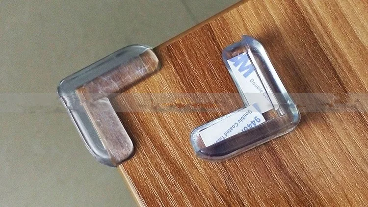 Un primer plano de una bisagra, que es una unión mecánica que conecta dos piezas sólidas y que normalmente solo permite un ángulo de rotación limitado. Esta bisagra en particular parece estar hecha de metal y está unida a una superficie de madera, posiblemente una puerta o un mueble.