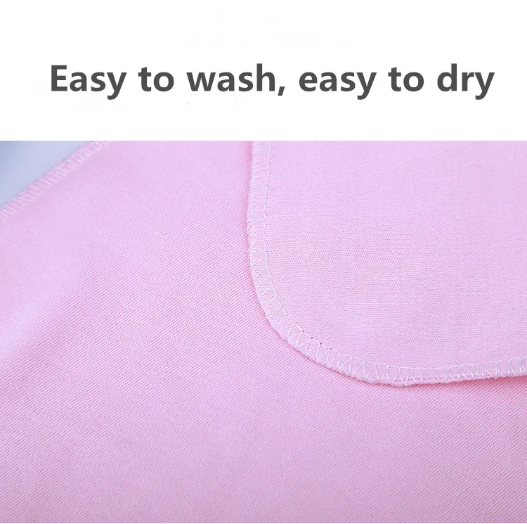 Un primer plano de una tela con un tono rosado. La tela parece ser un material de punto o tejido, posiblemente una prenda de vestir o un artículo textil.