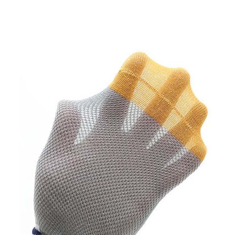 Un primer plano de una mano con un guante. El guante tiene un patrón texturizado en el dorso de la mano, que parece ser un tejido de punto o tejido, posiblemente para brindar calidez o agarre. El puño del guante tiene rayas con una combinación de colores amarillo y gris.