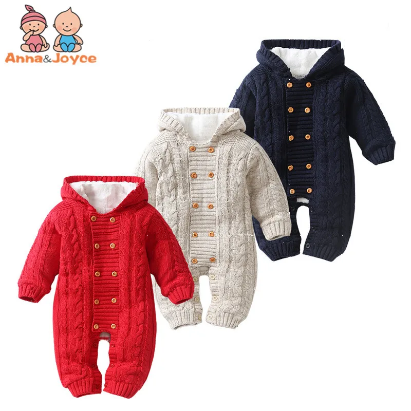 Tres mamelucos para bebé, cada uno con un color y diseño diferente. A la izquierda, hay un mono rojo con capucha y lo que parece ser una textura acanalada. En el medio, un mono beige con capucha y frente abotonado.